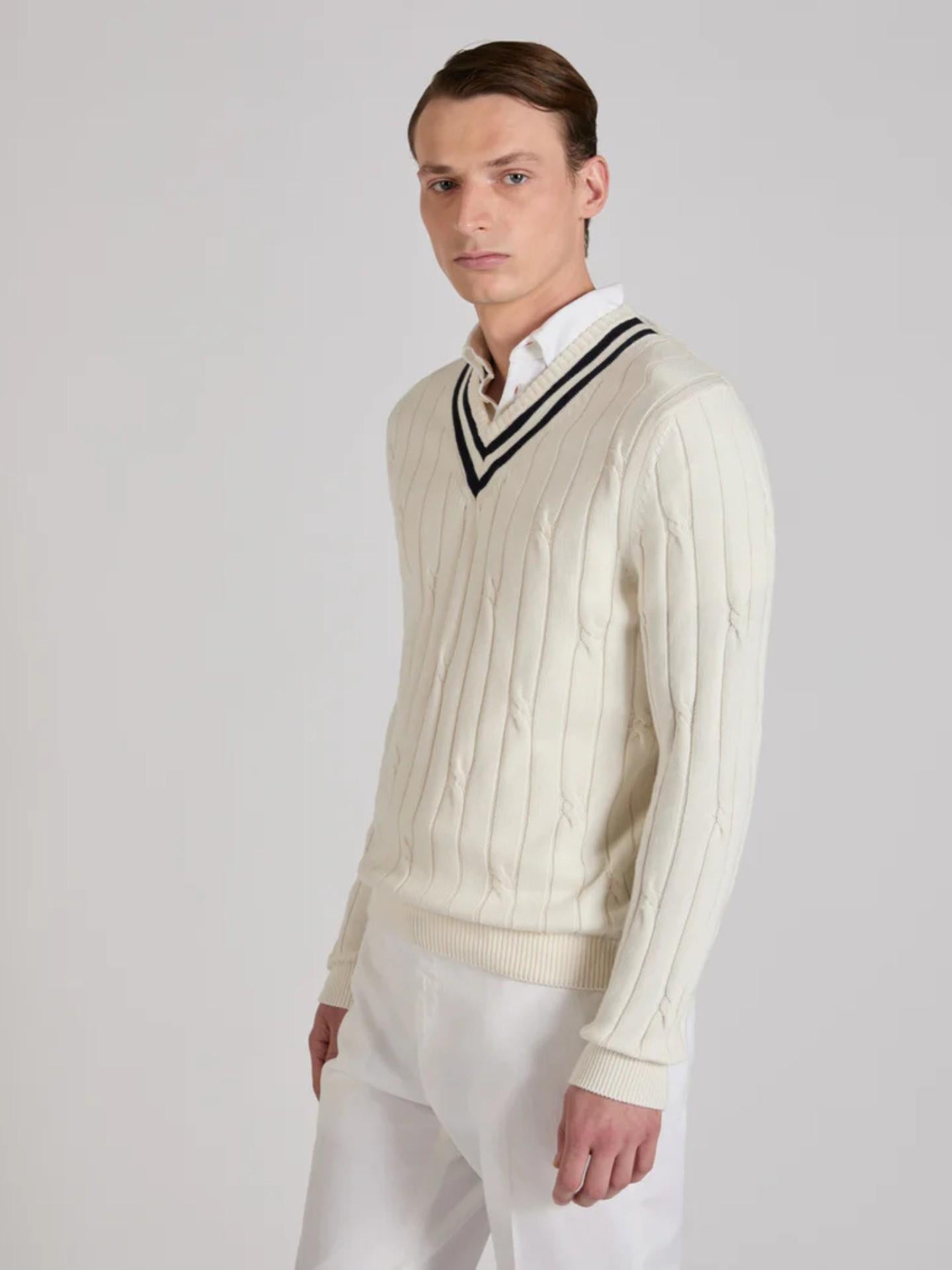 Kabelstickad V-hals Tröja