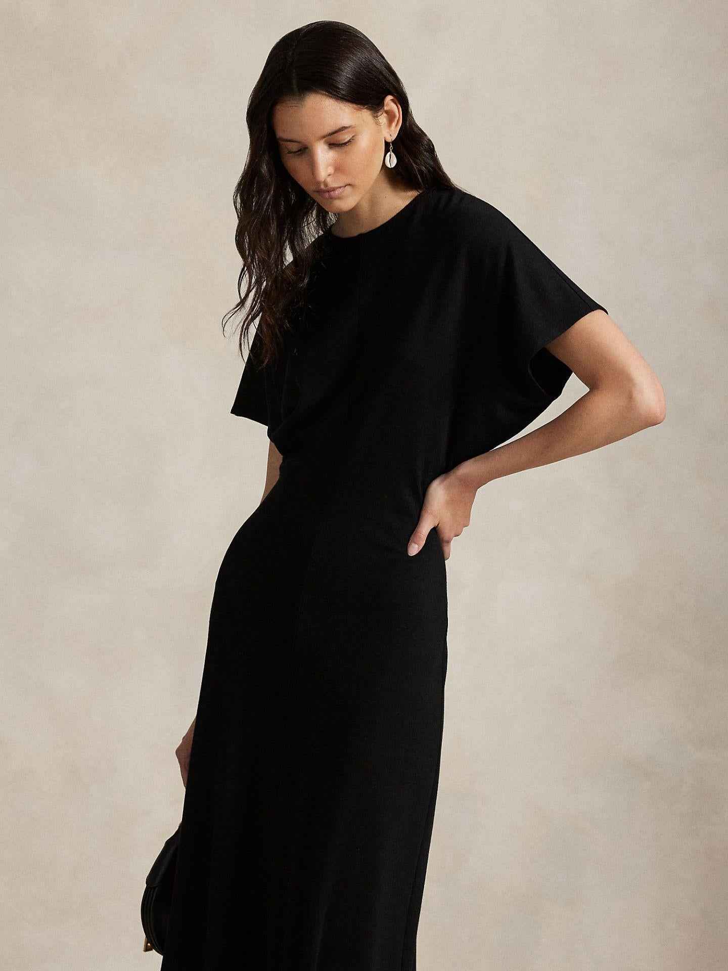 Klänning med kort dolmanärm