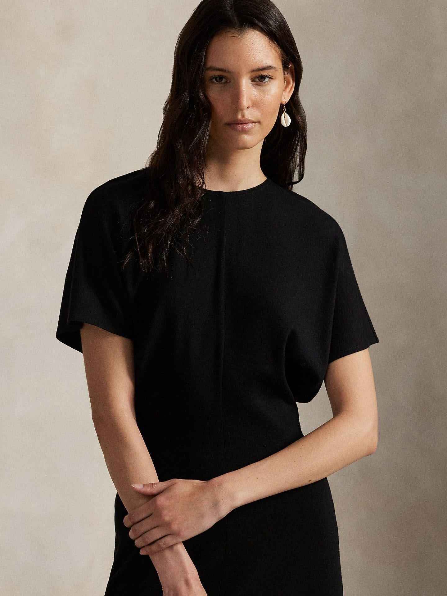 Klänning med kort dolmanärm