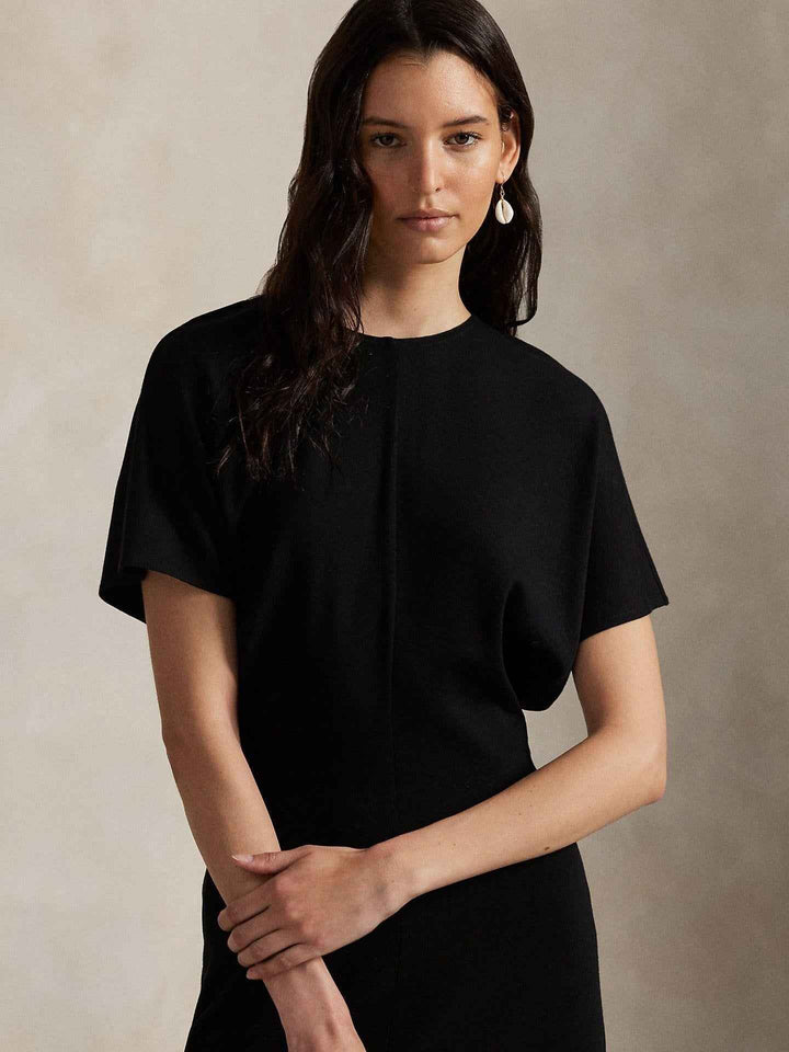 Klänning med kort dolmanärm