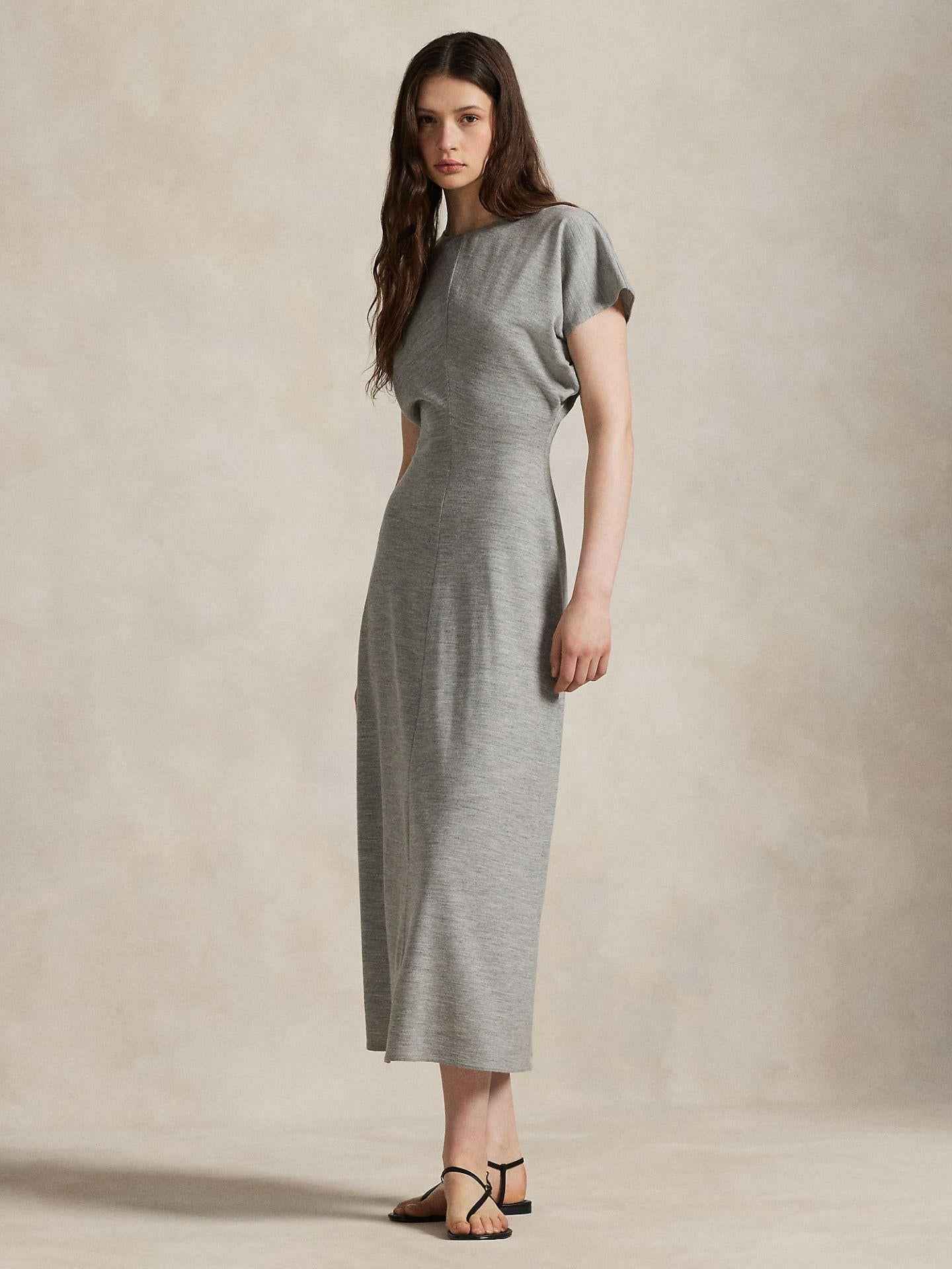 Klänning med kort dolmanärm