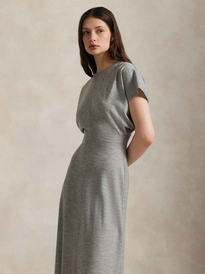 Klänning med kort dolmanärm