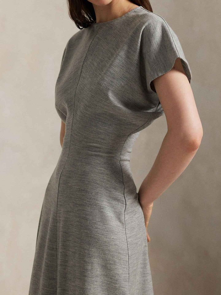 Klänning med kort dolmanärm