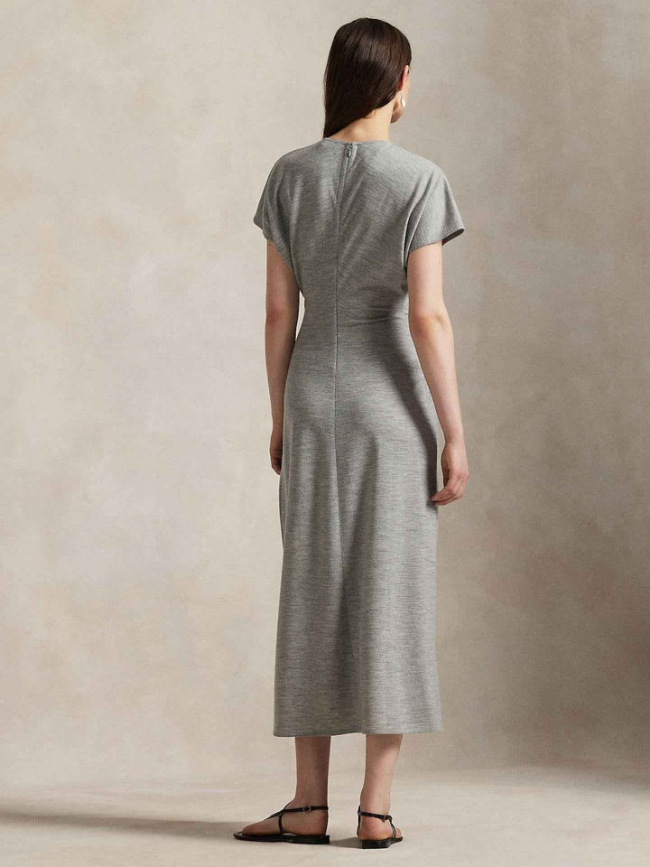 Klänning med kort dolmanärm