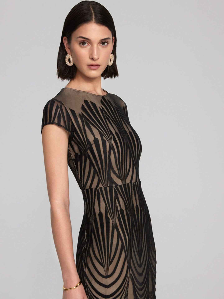 Lång Broderad Spetsklänning