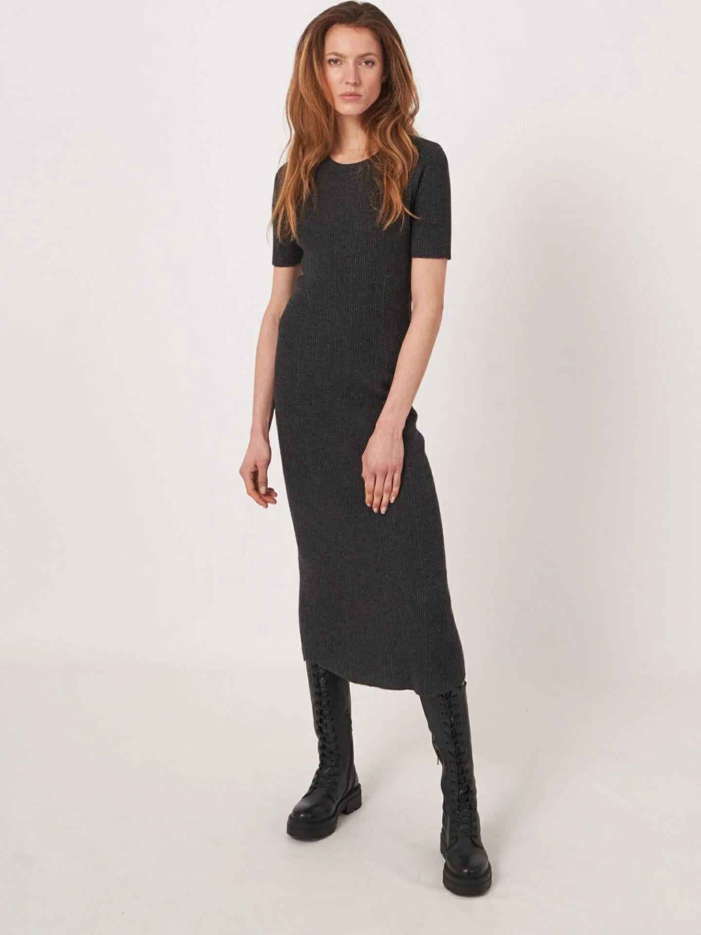 Ribbstickad Klänning i Ull/Kashmir