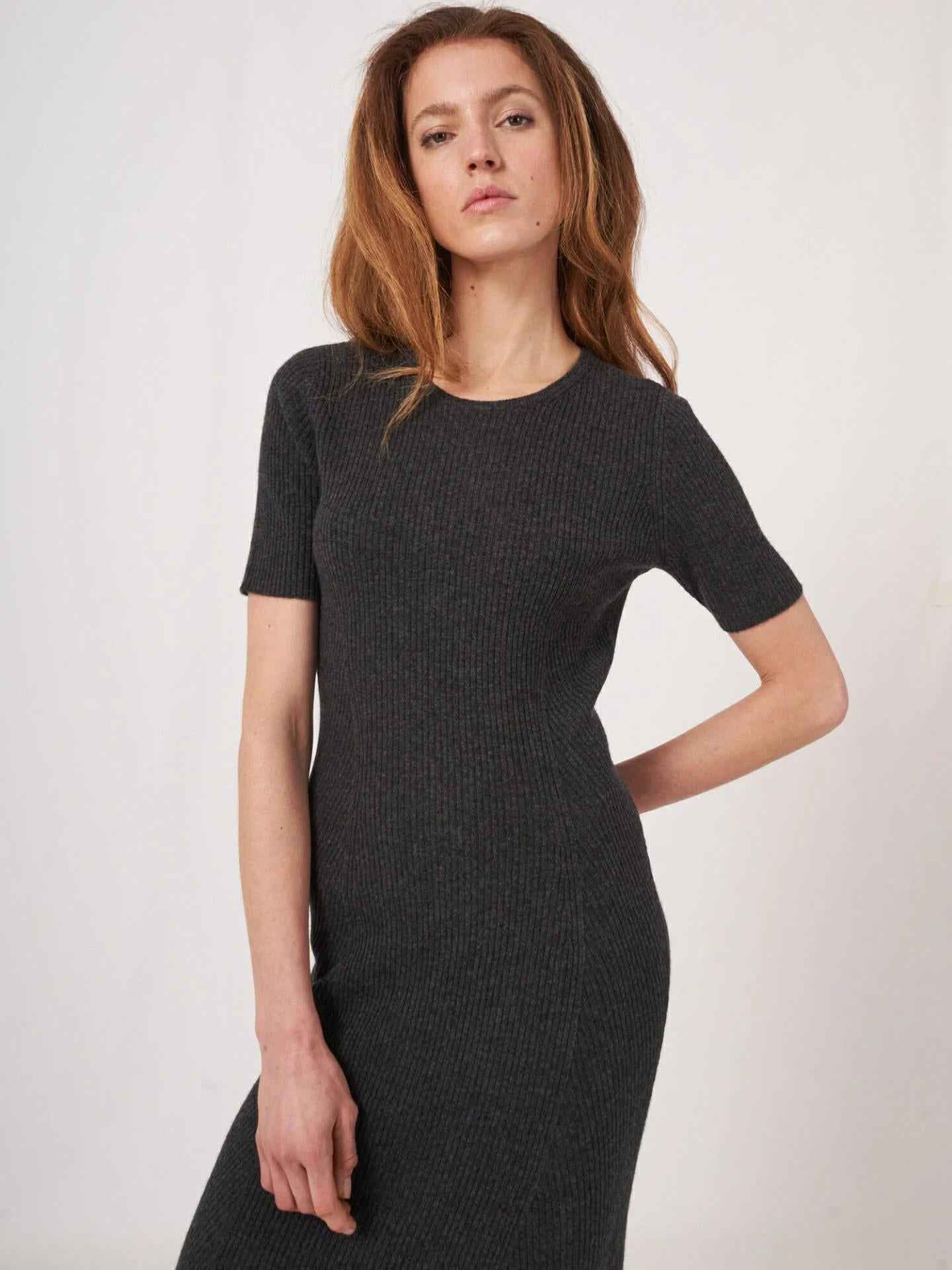 Ribbstickad Klänning i Ull/Kashmir