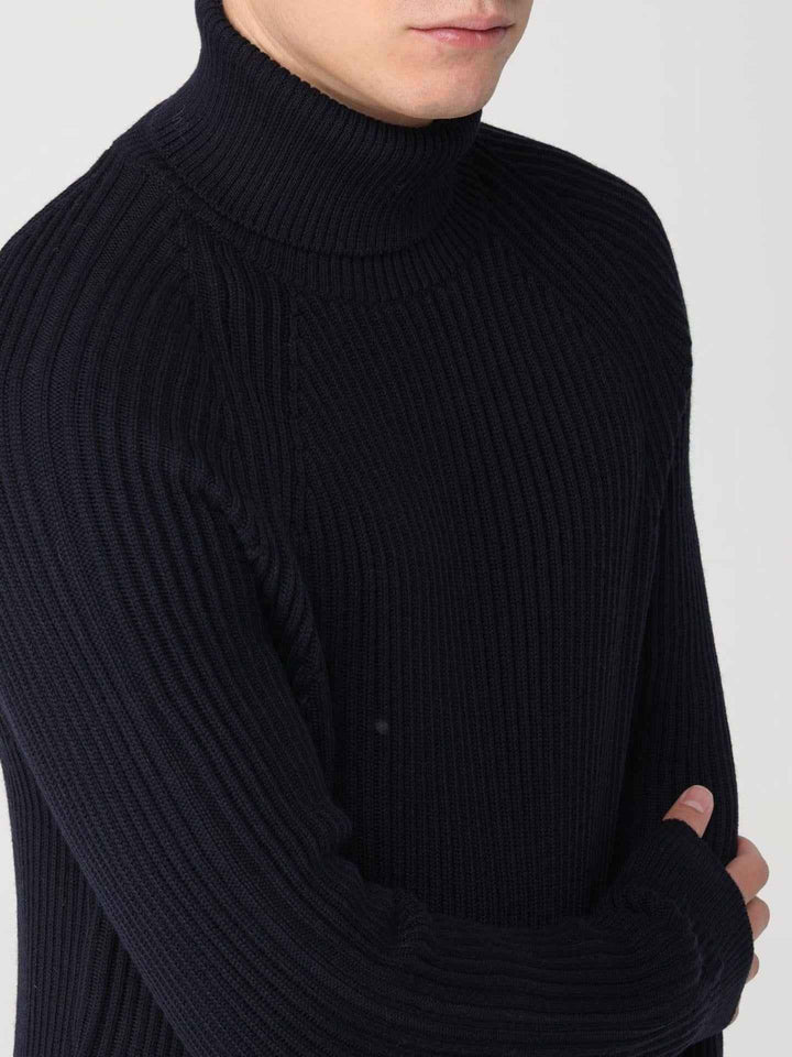 Ribbstickad Turtleneck i Virgin Wool