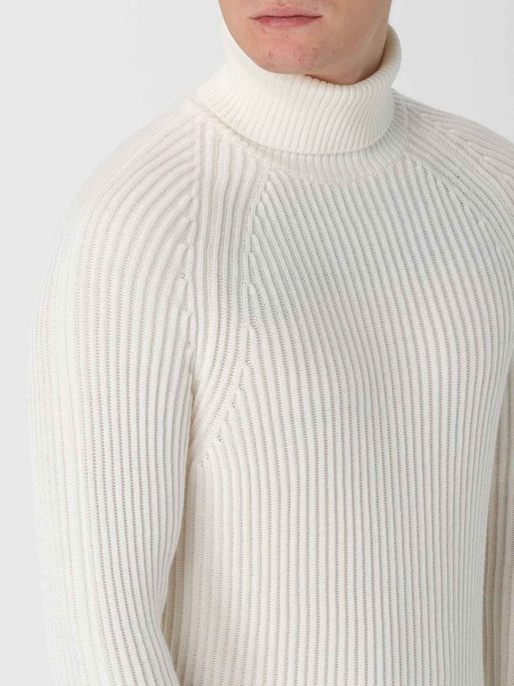 Ribbstickad Turtleneck i Virgin Wool