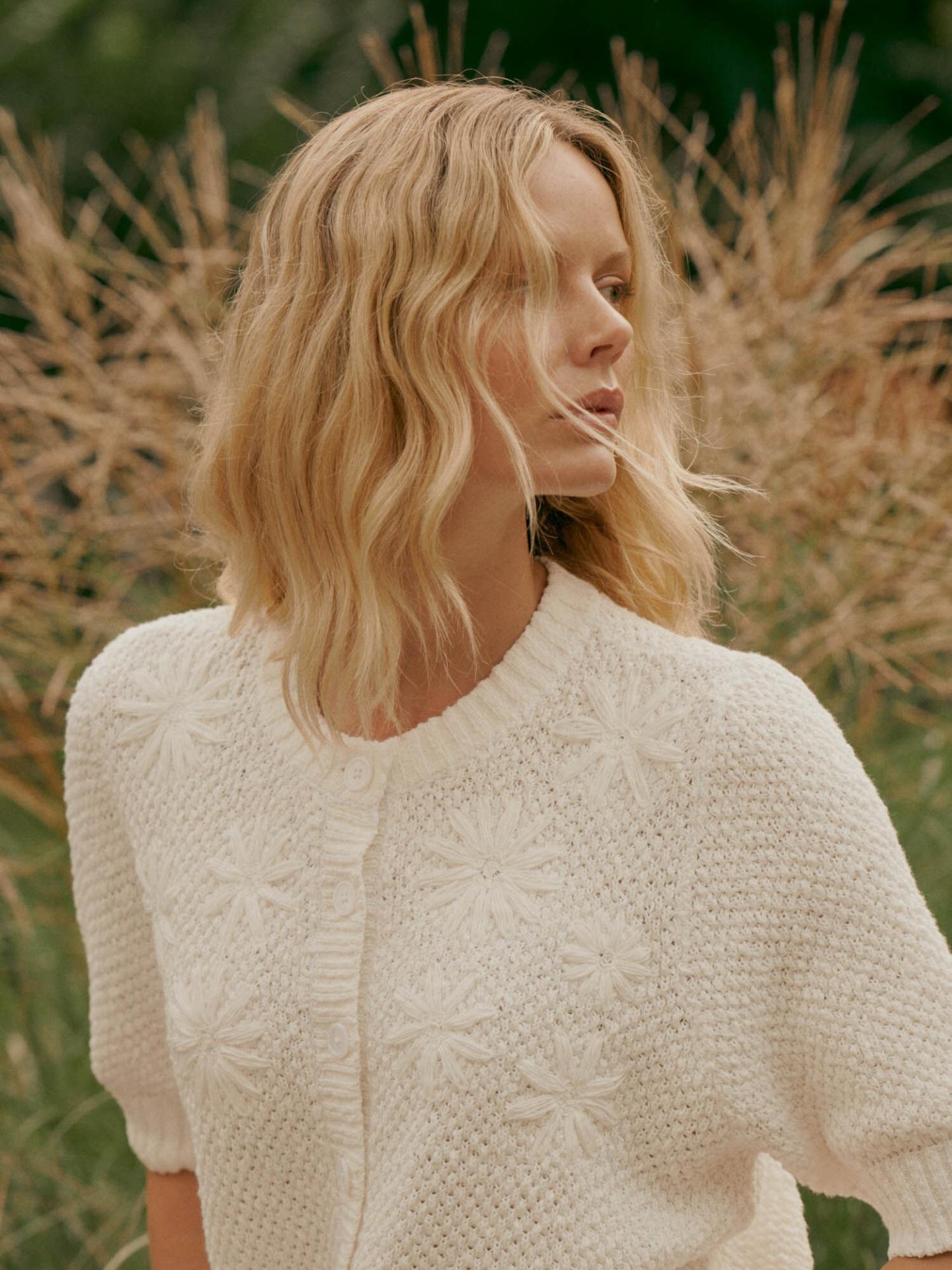 Vit Stickad Kofta med Broderade Blommor - Repeat