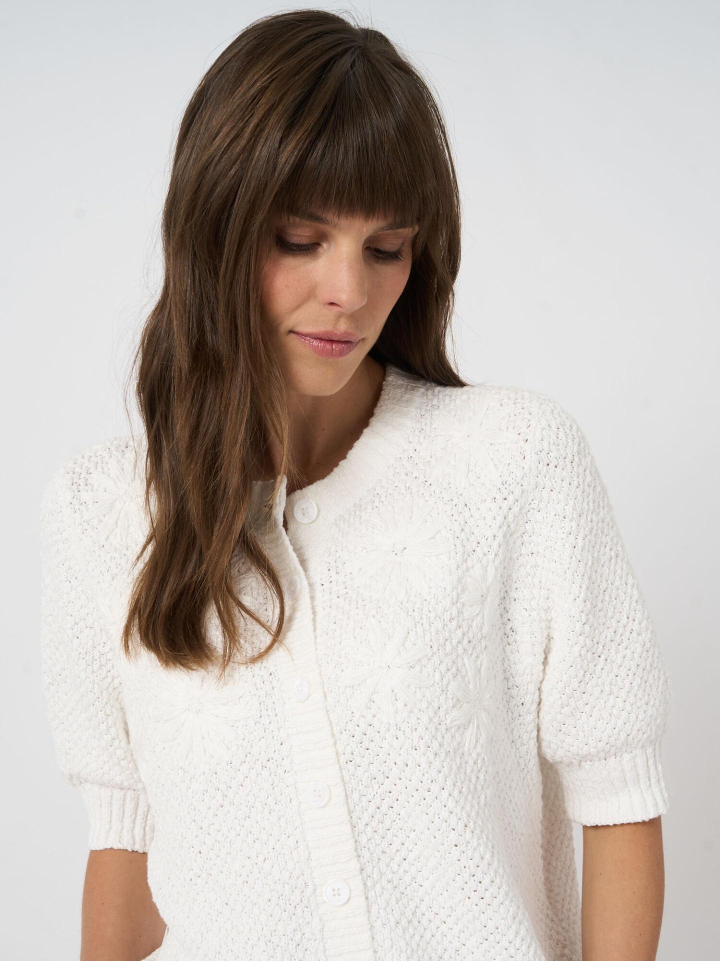 Vit Stickad Kofta med Broderade Blommor - Repeat